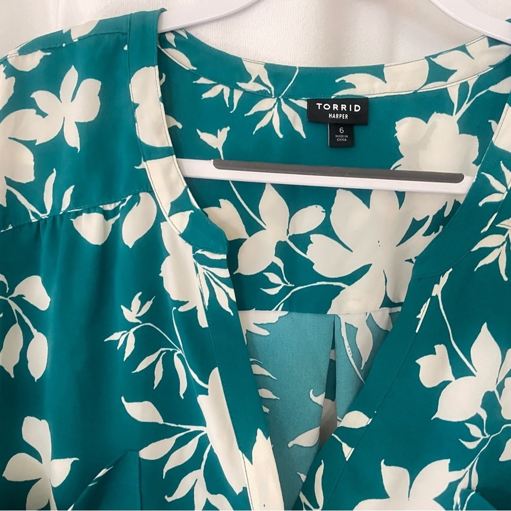 Torrid plus size Floral Teal and White/off white Women's Top Torrid size 6(6x) - Picture 3 of 8